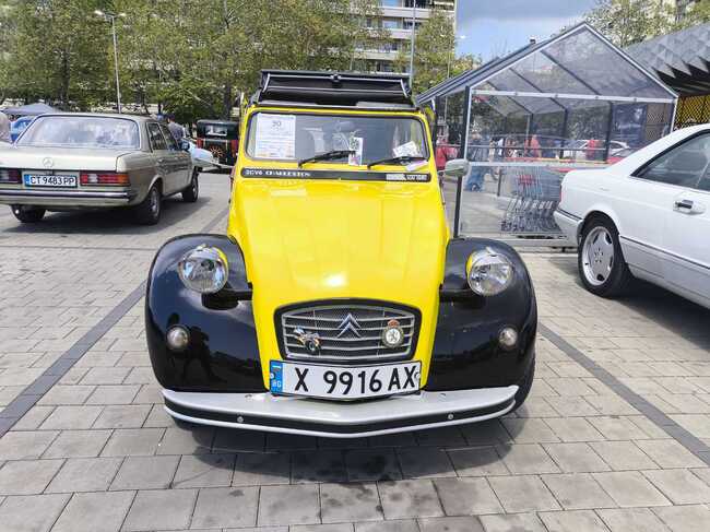 215 участници се включиха в XII издание на ретро парада в Сливен