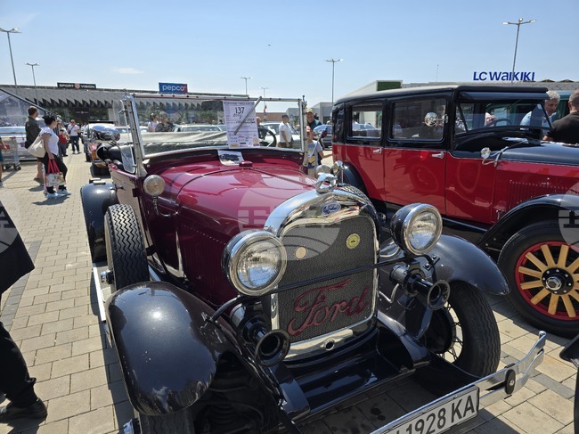 Военен мотоциклет и редки класики показаха на 12-ия ретро парад в Сливен