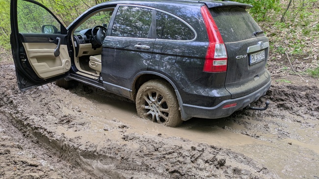 Екип на Аварийно-спасителния отряд към Община Перник спаси жена, която се изгуби, а колата ѝ затъна в кална локва 