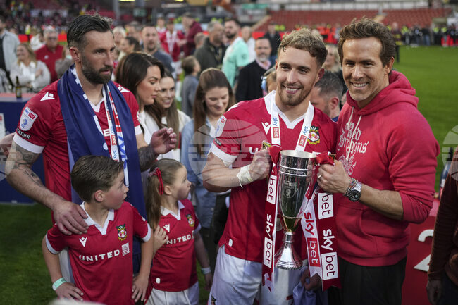 Притежаваният от холивудските звезди Райън Рейнолдс и Роб Макелхени тим на Рексъм спечели трета поредна промоция в английския футбол