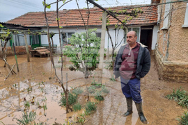 Село Кобиляк - проливен дъжд - наводнени къщи