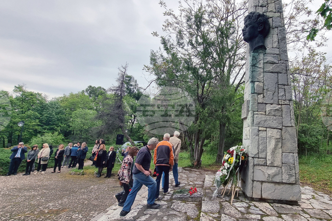 Димитровград се поклони пред поета Пеньо Пенев на 66-годишнината от смъртта му 