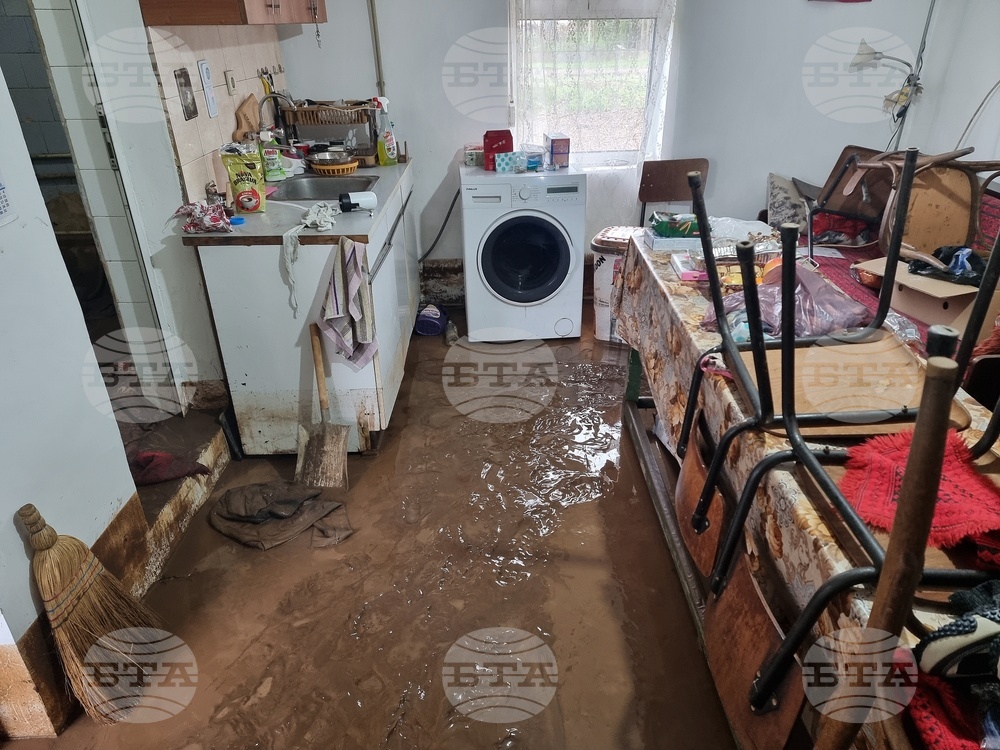 Село Кобиляк - проливен дъжд - наводнени къщи