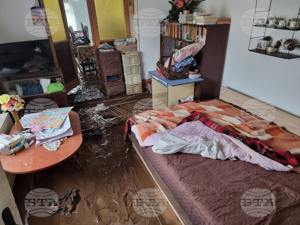 Село Кобиляк - проливен дъжд - наводнени къщи