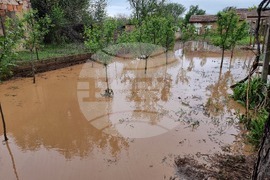 Село Кобиляк - проливен дъжд - наводнени къщи