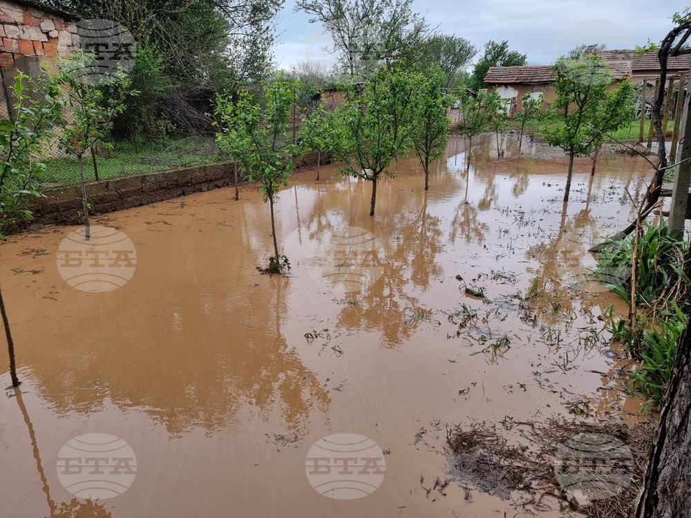 Село Кобиляк - проливен дъжд - наводнени къщи