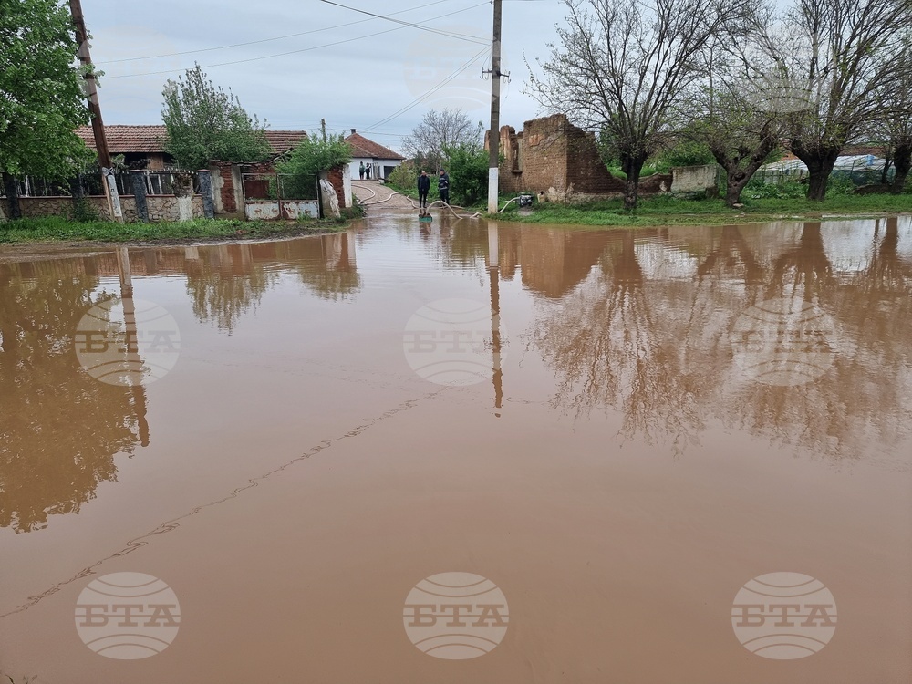 Пороен дъжд е наводнил имоти в селата Лехчево и Кобиляк в община Бойчиновци, където наскоро имаше наводнение