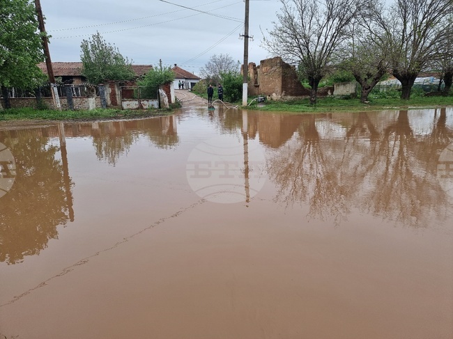 Пороен дъжд е наводнил имоти в селата Лехчево и Кобиляк в община Бойчиновци, където наскоро имаше наводнение