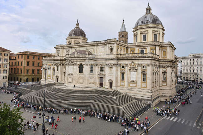 Не секна потокът от посетители на гроба на папа Франциск в Рим, докато 200 000 младежи отбелязаха края на Юбилея на юношите във Ватикана