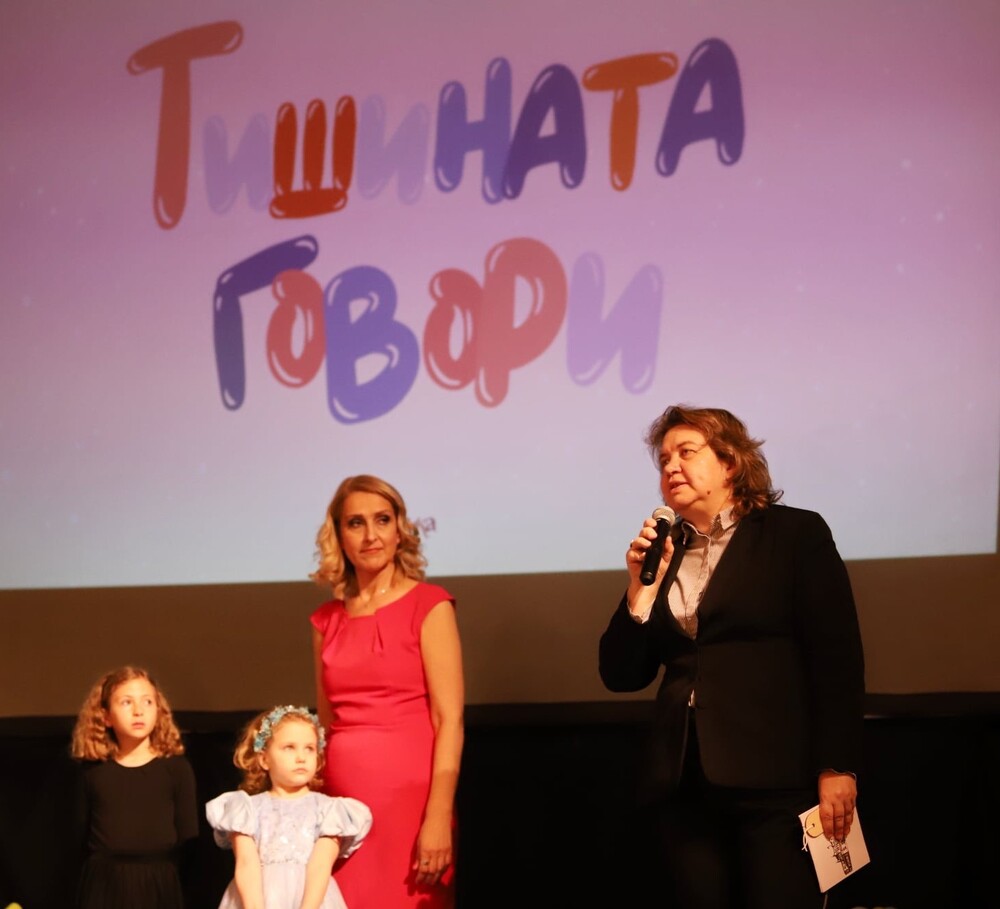 Председателят на Народното събрание Наталия Киселова приветства лекарите и пациентите на отбелязването на 20 години от първата кохлеарна имплантация, извършена във ВМА