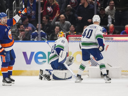 Canucks Islanders Hockey