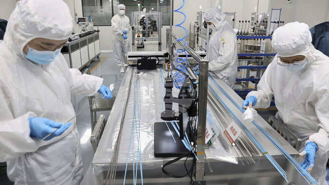 Китайски учени изтъкаха миниатюрен полимер, способен да тегли кола