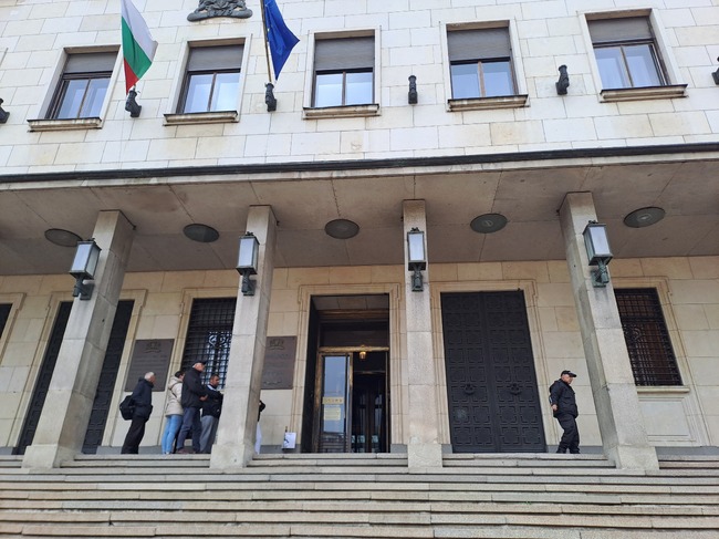 При неголям интерес започна продажбата на възпоменателната монета, посветена на 175 години от рождението на Захари Стоянов