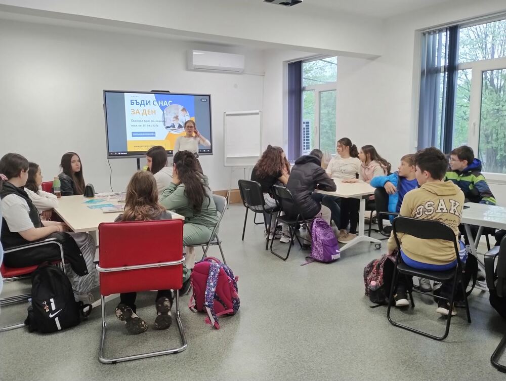 Повече от 50 ученици участваха в инициативата "Бъди с нас за ден" на казанлъшкото сдружение "Бъдеще за децата"