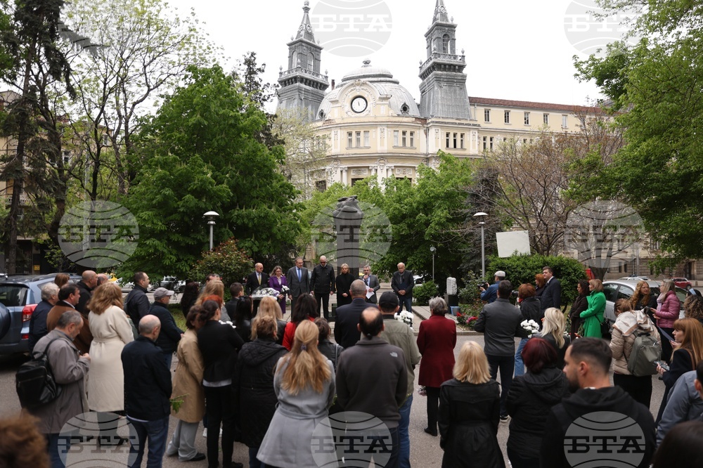 Със свещи беше изписано числото 64 пред сградата на КНСБ в памет на загиналите при трудови злополуки през изминалата година