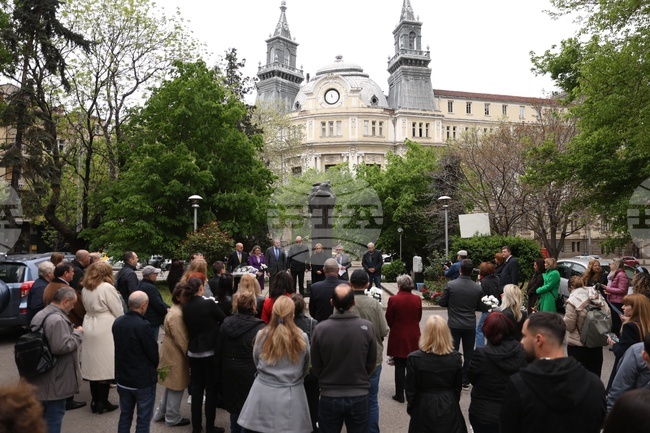 Със свещи беше изписано числото 64 пред сградата на КНСБ в памет на загиналите при трудови злополуки през изминалата година