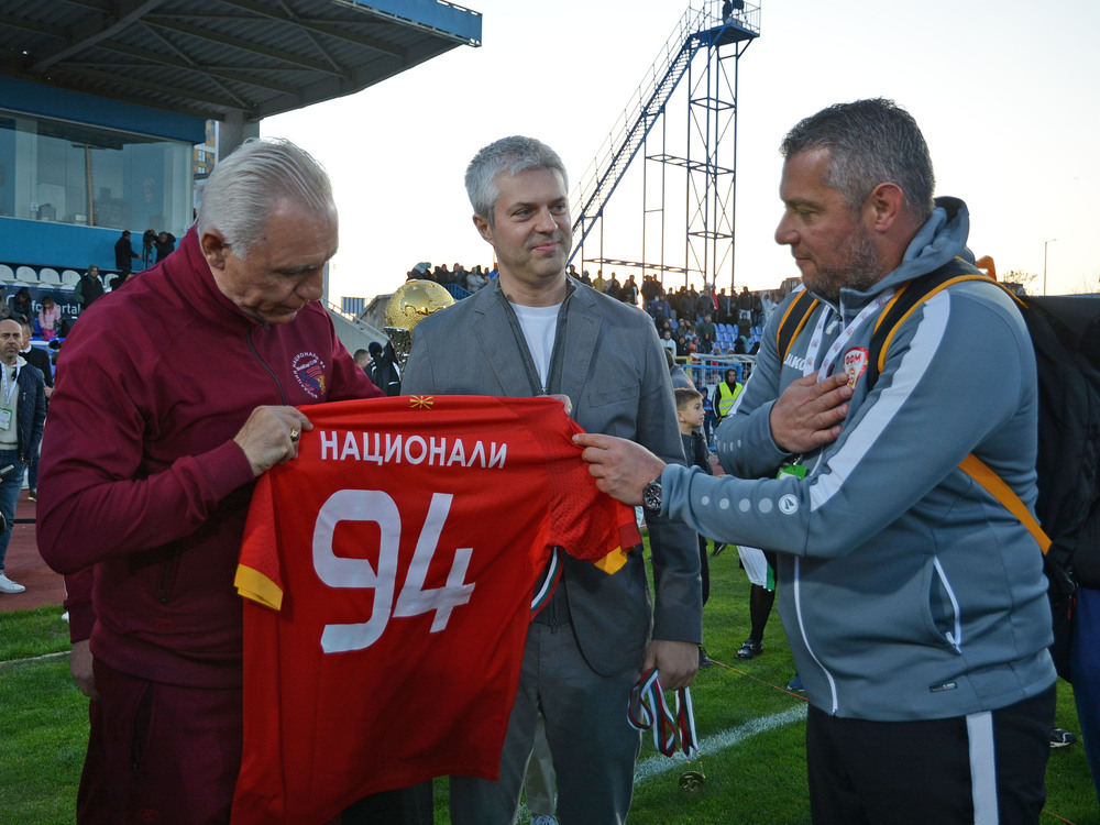Община Варна: Футболните легенди от САЩ’94 и Северна Македония получиха почетни купи и медали на благотворителния мач във Варна