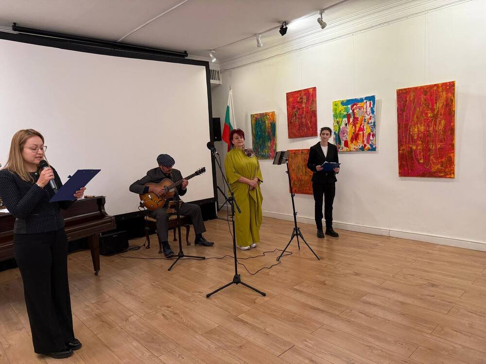 Изложбата „Цветовете на музиката“ на Маринела Пашова може да бъде разгледана в Българския културен институт в Лондон до 2 май