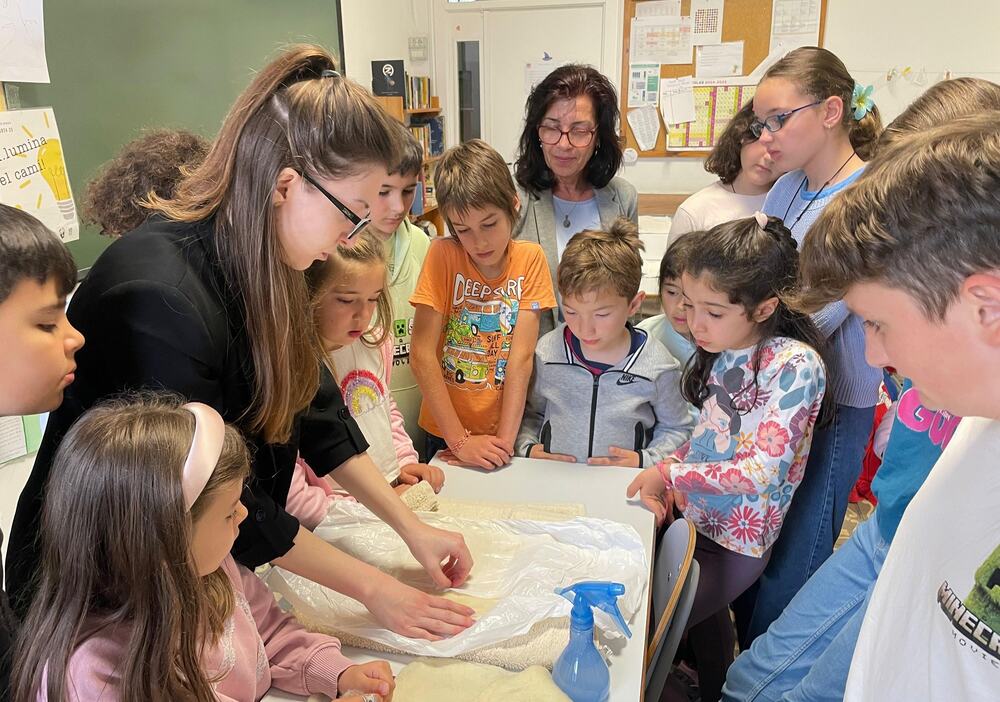 Творческо занятие на тема „Традиционни български занаяти – плъстене“ се състоя в училище „Св. св. Кирил и Методий“ в Барселона