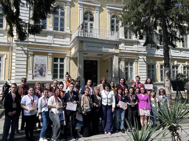 Първо място в Националното състезание "Най-добър млад керамик" спечели отборът на Професионалната гимназия по керамика в Елин Пелин