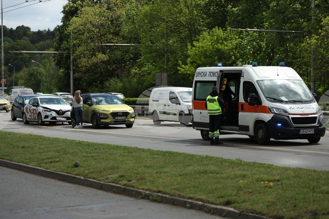Верижна катастрофа затруднява движението по столичния бул. "Цариградско шосе" 