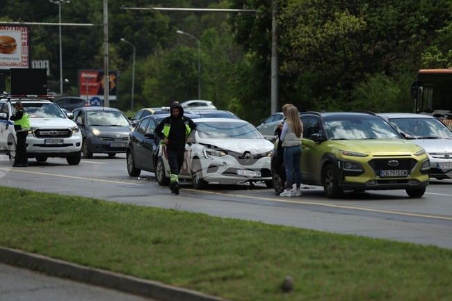 Възстановено е нормалното движение по столичния булевард "Цариградско шосе", където по-рано стана катастрофа 