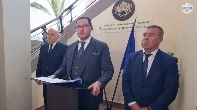 Според министър Даниел Митов причината системата BG-ALERT да не се задейства при дъждовете в Монтанско е липсата на обучени хора