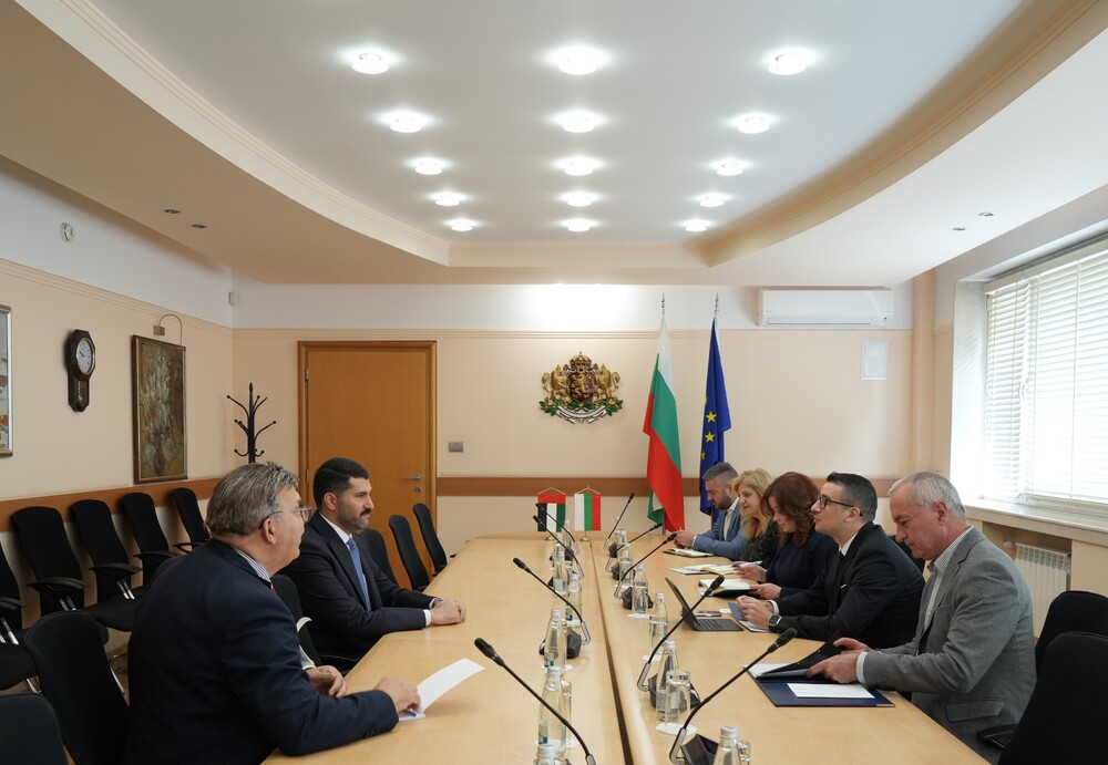 Активизирането на двустранните търговско-икономически отношения са обсъдили икономическият министър и посланикът на ОАЕ у нас