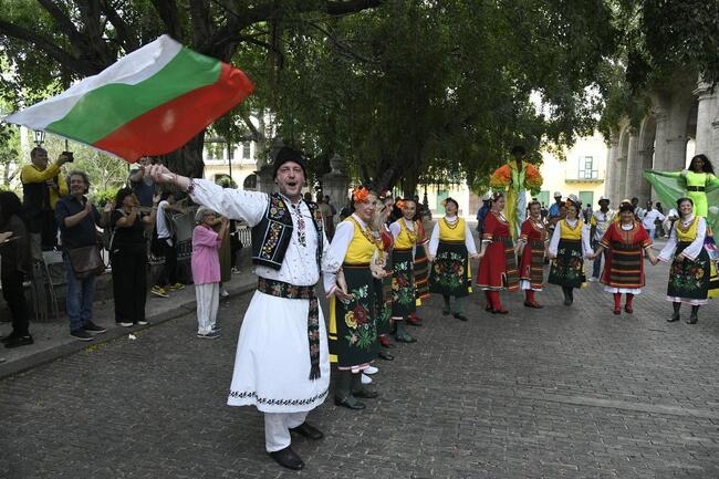 Танцов колектив „Вангелов“ изнесе спектакъл с народни танци в Стара Хавана