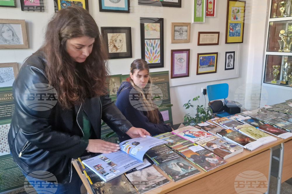 Адаптирана чуждоезикова литература беше представена на книжен базар в Езиковата гимназия в Разград