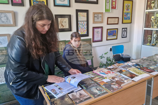 Адаптирана чуждоезикова литература беше представена на книжен базар в Езиковата гимназия в Разград