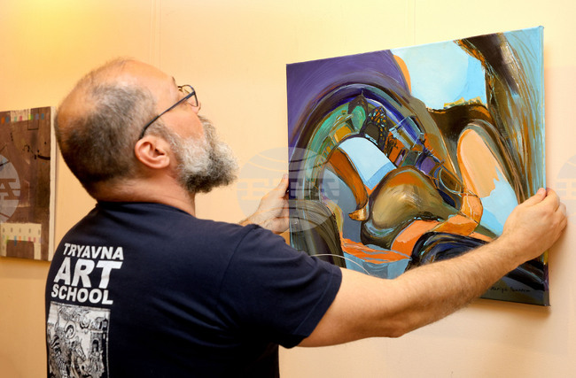 Търг с произведения на изкуството в полза на Националната гимназия „Тревненска школа“ организира художникът Нено Белчев във Варна