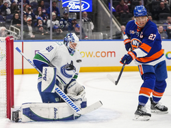 Canucks Islanders Hockey