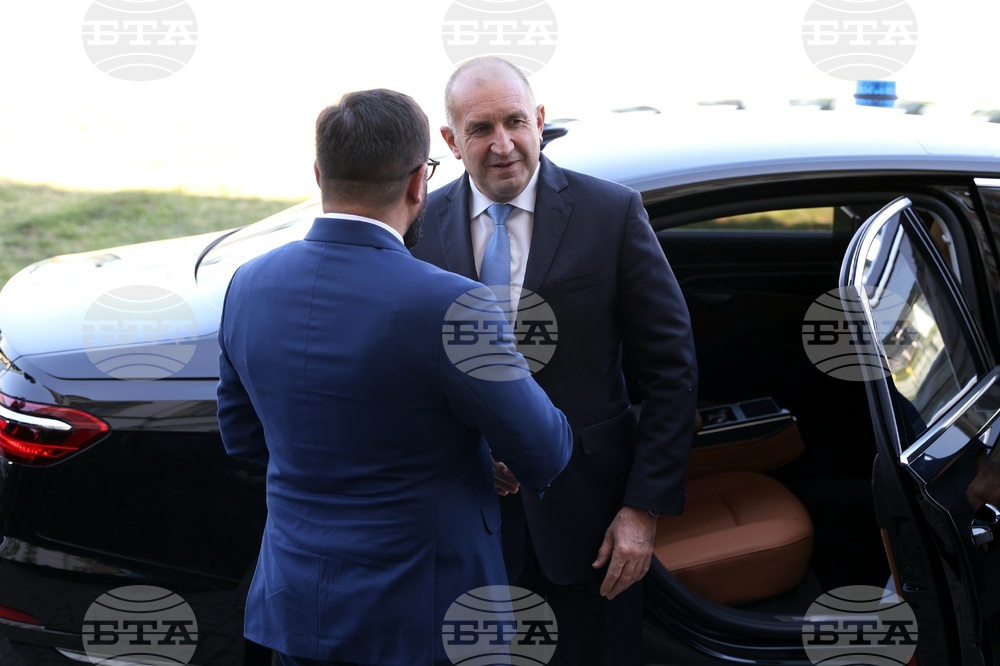 Полша - Варшава - Румен Радев - библиотека