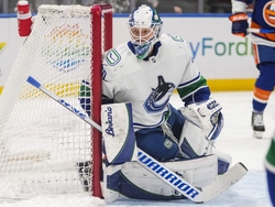Canucks Islanders Hockey