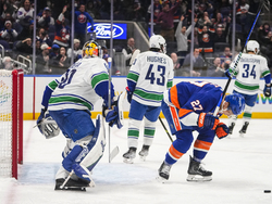 Canucks Islanders Hockey