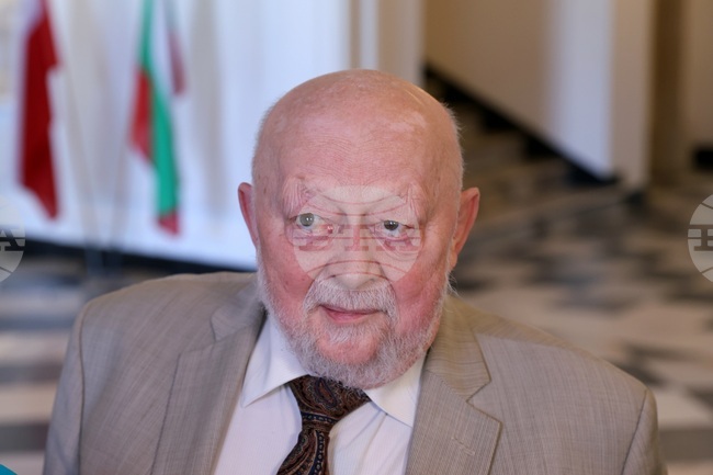 Нужно е да се повишава знанието в добрия български език, в т.ч. и в България, каза проф. Александър Наумов