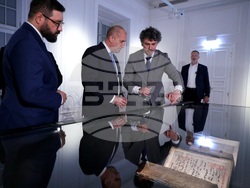 Полша - Варшава - Румен Радев - библиотека