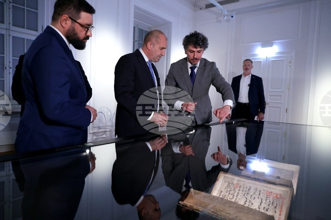 Полша - Варшава - Румен Радев - библиотека