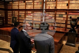 Полша - Варшава - Румен Радев - библиотека