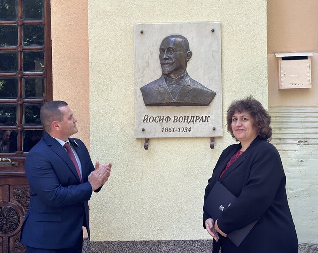 Кметът Пенчо Милков откри барелеф на Йосиф Вондрак за 130-ата годишнина на едноименното училище в Русе