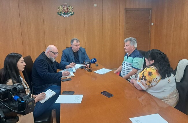 Сигнали за дупки и искания за асфалтиране и ремонт на детски площадки бяха теми на приемния ден на кмета на Шумен днес