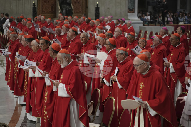 "Всички под ключ" - конклавът в историята и съвременността