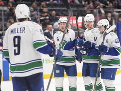 Canucks Islanders Hockey
