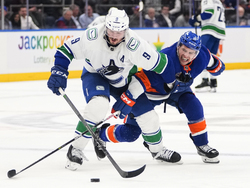 Canucks Islanders Hockey