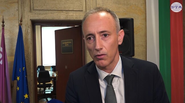 Не предлагаме задължителна религия, а час по възпитание в добродетели, каза министър Красимир Вълчев