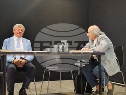 Професор Пламен Дойнов представи книгата си „Гласовете на другите. Поезия, драма, критика“