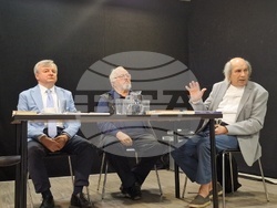 Професор Пламен Дойнов представи книгата си „Гласовете на другите. Поезия, драма, критика“.