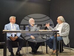 Професор Пламен Дойнов представи книгата си „Гласовете на другите. Поезия, драма, критика“.