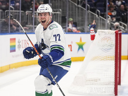 Canucks Islanders Hockey